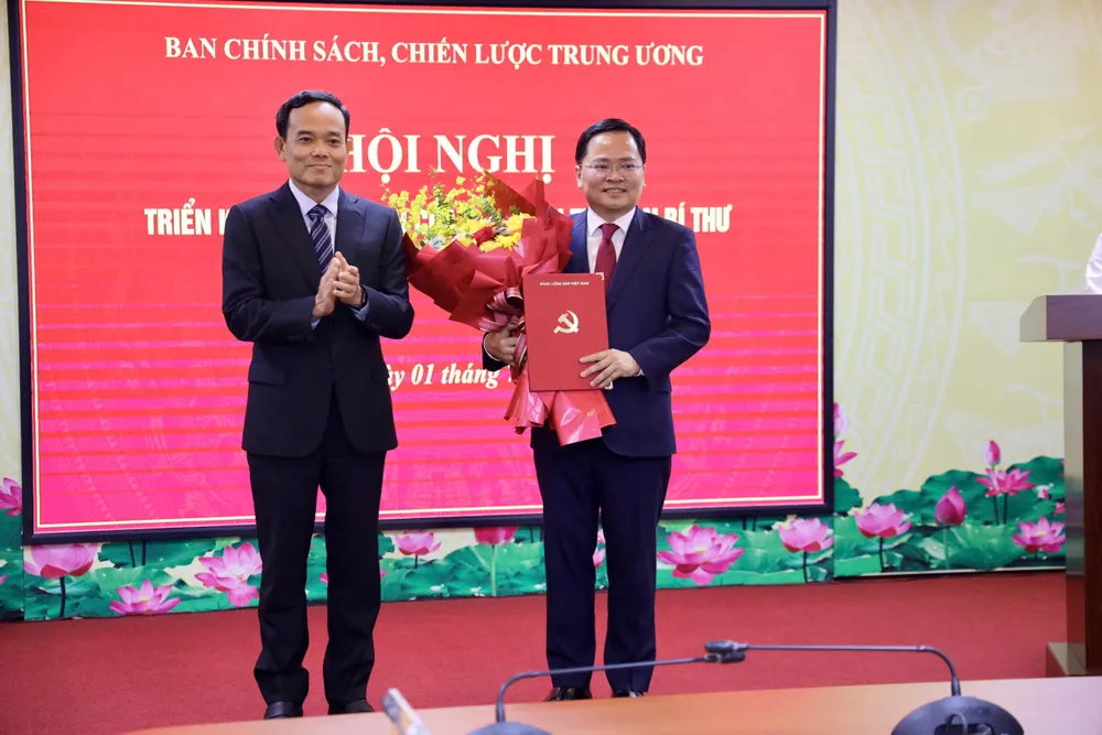 Bí thư Trung ương Đảng, Trưởng Ban Chính sách, Chiến lược Trung ương Trần Lưu Quang trao Quyết định cho Phó Trưởng Ban Nguyễn Anh Tuấn TUẤN.jpg
