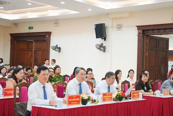 Les dirigeants du ministère de la Justice et les délégués participants à la conférence DỰ.jpg