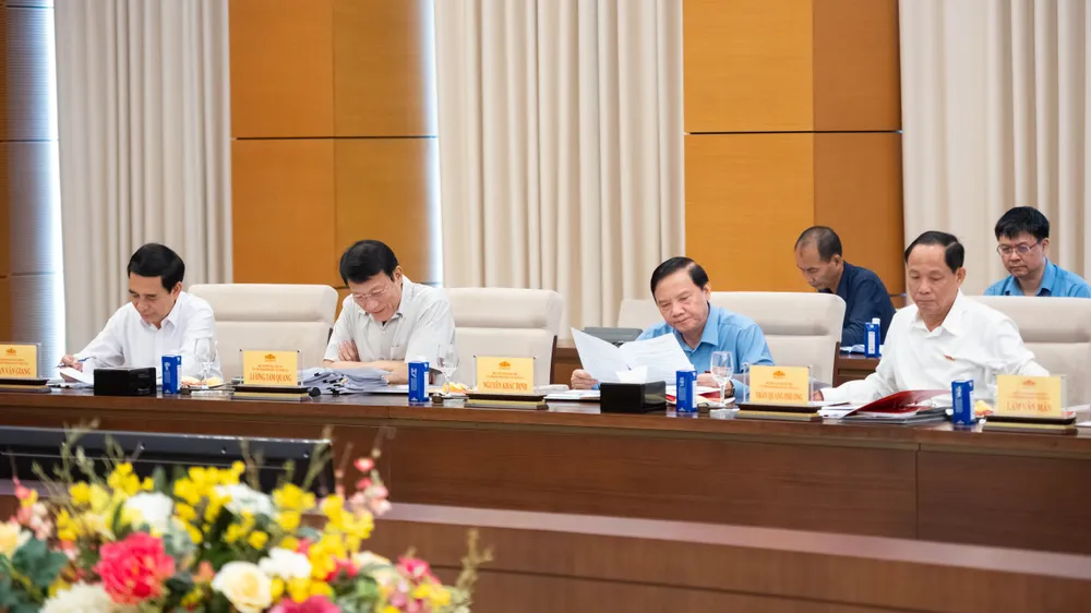 Các thành viên HĐBCQG dự họp DỰ.jpg