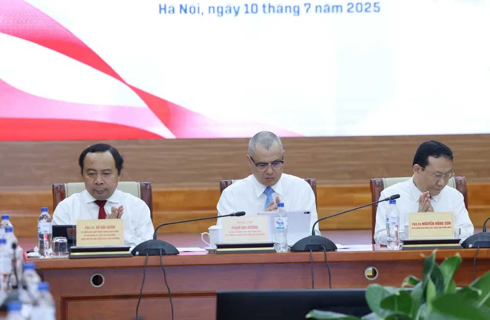 Lãnh đạo Ban Chính sách, chiến lược Trung ương và Đại học Quốc gia TPHCM chủ trì hội thảo. Ảnh: QUANG PHÚC Chủ trì 10.jpeg