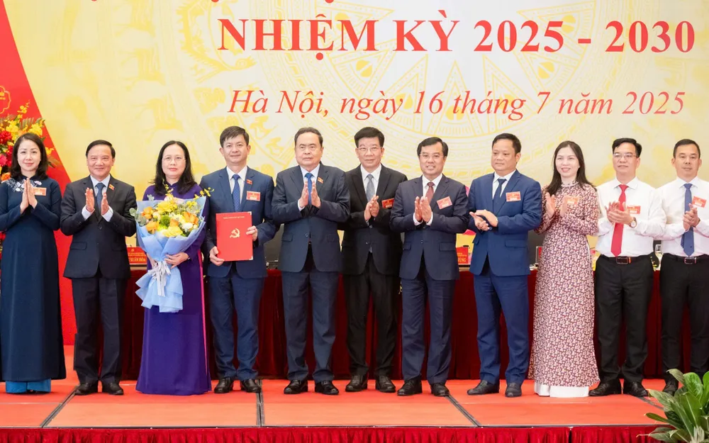 Chủ tịch Quốc hội Trần Thanh Mẫn chúc mừng Ban Chấp hành Đảng bộ Văn phòng Quốc hội lần thứ XV, nhiệm kỳ 2025 - 2030, chiều 16-7. Ảnh: VIẾT CHUNG MẪN _ 2.jpg