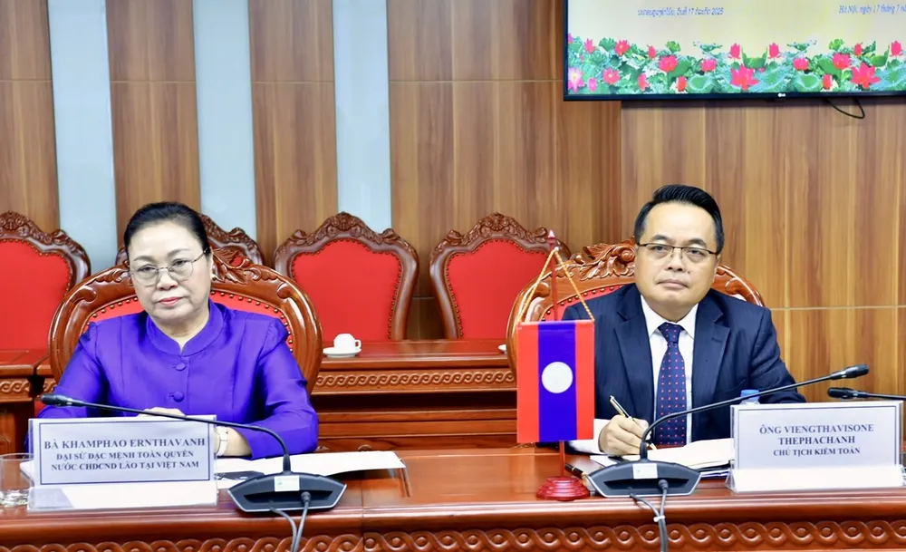 Bà Khamphau Anthavan, Đại sứ đặc mệnh toàn quyền Lào tại Việt Nam và Chủ tịch KTNN Lào Viengthavisone Thephachanh tham dự buổi tiếp Chu tich KT Lao 4.jpg