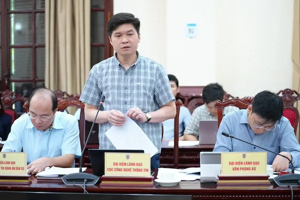 นาย Pham Quang Hieu ผู้อำนวยการกรมเทคโนโลยีสารสนเทศและการสื่อสาร กระทรวงยุติธรรม กล่าวรายงานในการประชุม DI.jpg