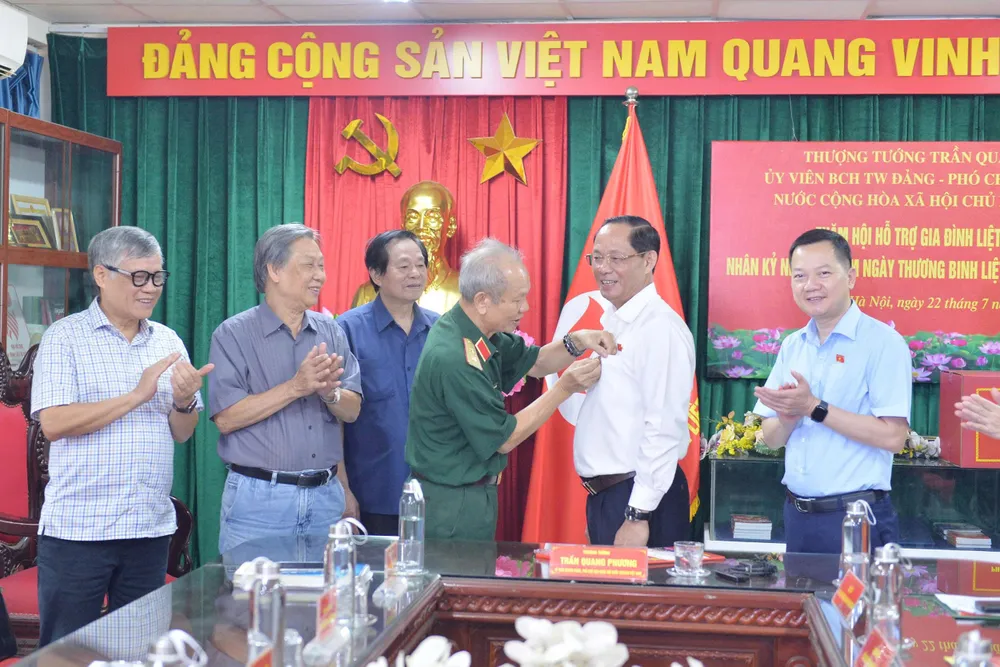 Chủ tịch Hội Hỗ trợ gia đình liệt sĩ Việt Nam tặng Kỷ niệm chương của Hội cho Phó Chủ tịch Quốc hội, Thượng tướng Trần Quang Phương Kỷ niệm chương.jpg