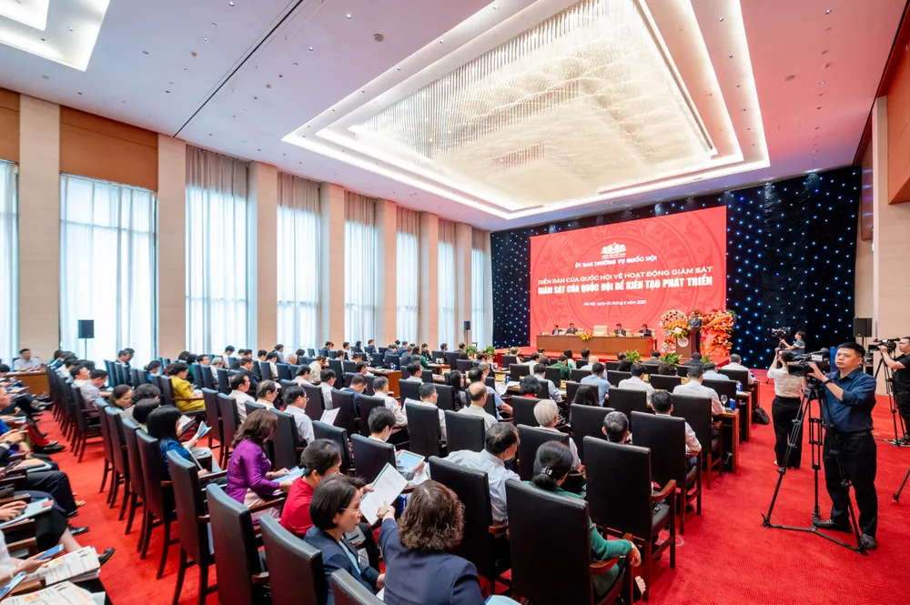 Quang cảnh diễn đàn. Ảnh: PHẠM THẮNG QC.jpg