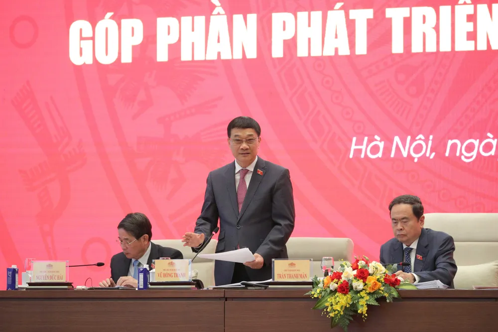 Phó Chủ tịch Quốc hội Vũ Hồng Thanh điều hành phiên thảo luận. Ảnh: HỒ LONG VŨ HỒNG THANH .jpg