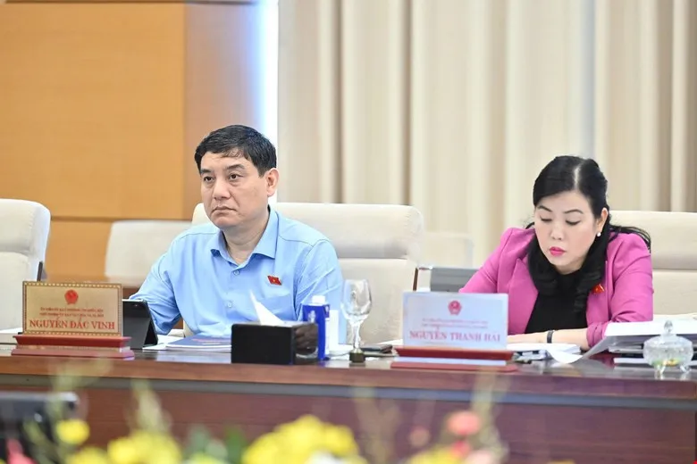 Thành viên UBTVQH dự họp Dự 11c.jpg
