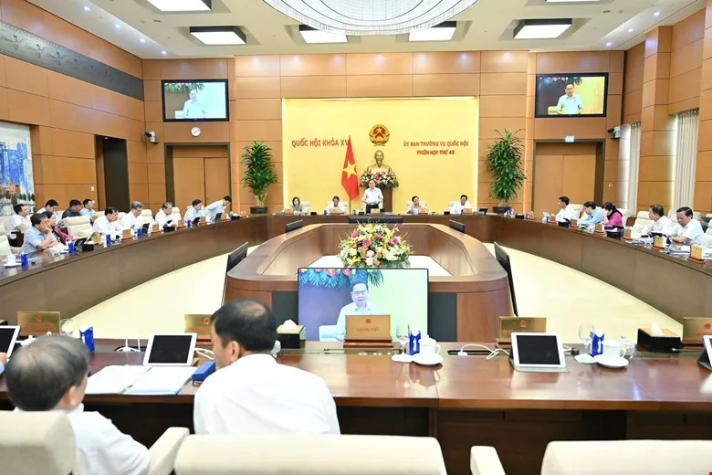 Quang cảnh phiên họp sáng 11-8. Ảnh: VIẾT CHUNG QC.jpg