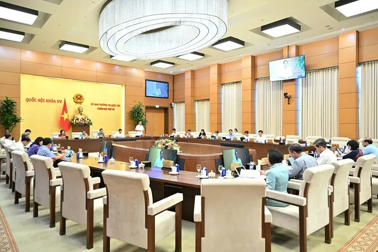 Quang cảnh phiên họp UBTVQH chiều 12-8 Q.jpg