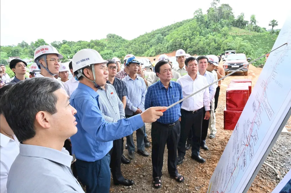 Phó Chủ tịch Quốc hội Lê Minh Hoan và đoàn công tác nghe đại diện Ban Quản lý dự án đường Hồ Chí Minh báo cáo tiến độ triển khai tuyến đường Chợ Chu - Ngã ba Trung Sơn chơj.jpg