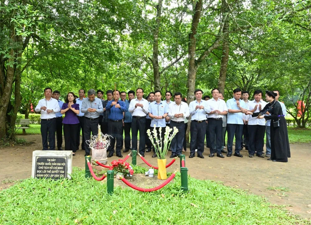 Phó Chủ tịch Quốc hội Lê Minh Hoan và đoàn công tác thắp hương tại “Phiến đá thề” trước đình Tân Trào Thắp hương tuyên thê.jpeg