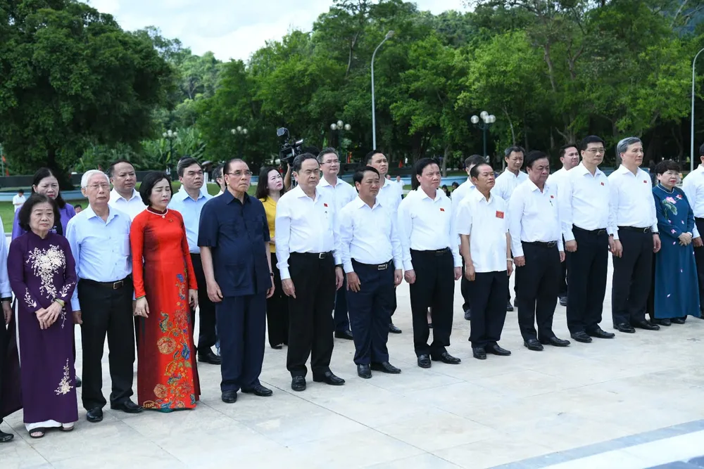 Chủ tịch Quốc hội Trần Thanh Mẫn và các đại biểu dâng hoa tưởng nhớ Chủ tịch Hồ Chí Minh và các vị tiền bối cách mạng tại Tuyên Quang. Ảnh: LÂM HIỂN ĐB.jpg