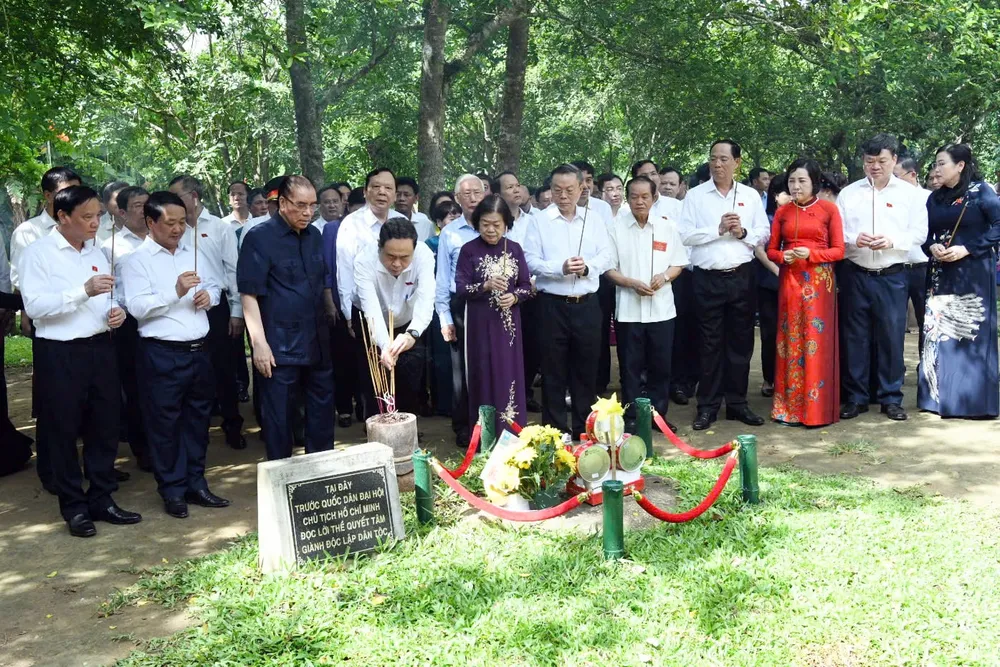 Chủ tịch Quốc hội Trần Thanh Mẫn và các đại biểu dâng hương tại phiến đá thề, đình Tân Trào. Ảnh: LÂM HIỂN thề.jpg