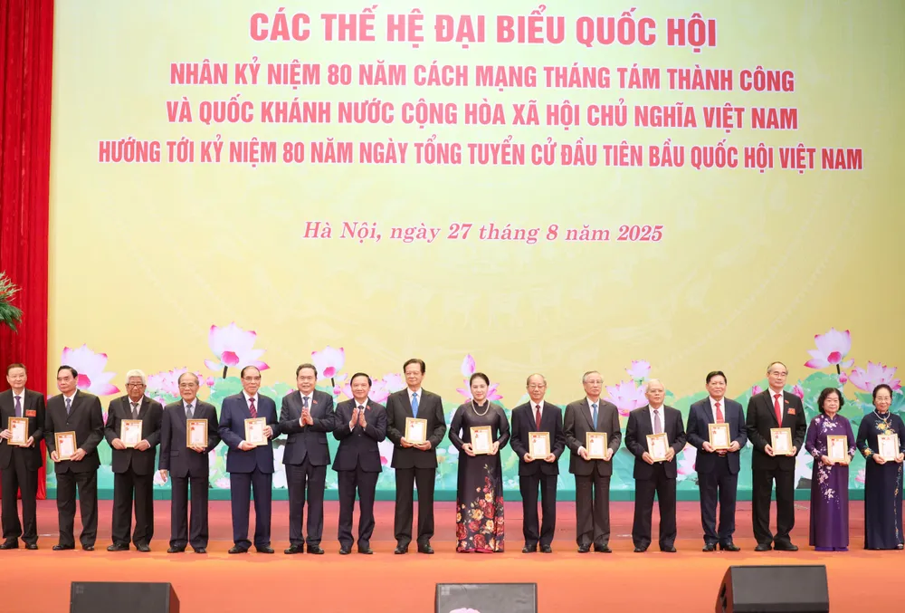 Chủ tịch Quốc hội Trần Thanh Mẫn trao kỷ niệm chương cho các đồng chí nguyên lãnh đạo Đảng, Nhà nước, Quốc hội, sáng 27-8. Ảnh: QUANG PHÚC KNc.jpeg