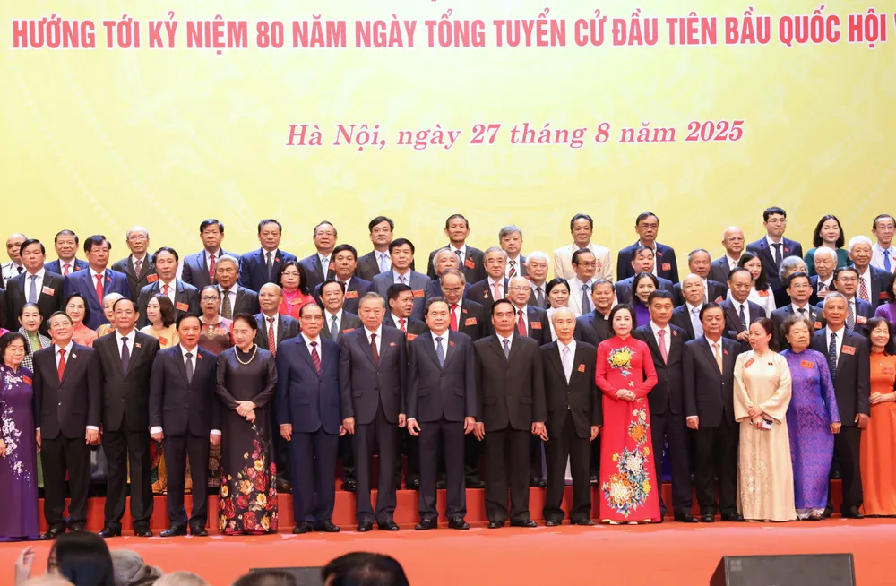 Tổng Bí thư Tô Lâm và các đồng chí lãnh đạo, nguyên lãnh đạo Đảng, Nhà nước, Quốc hội chụp ảnh chung với các đại biểu đoàn TPHCM. Ảnh: QUANG PHÚC LL.jpeg