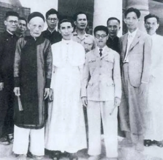 Cụ Ngô Tử Hạ, hàng đầu, ngoài cùng bên trái. Ảnh tư liệu ngô tử hạ.jpg