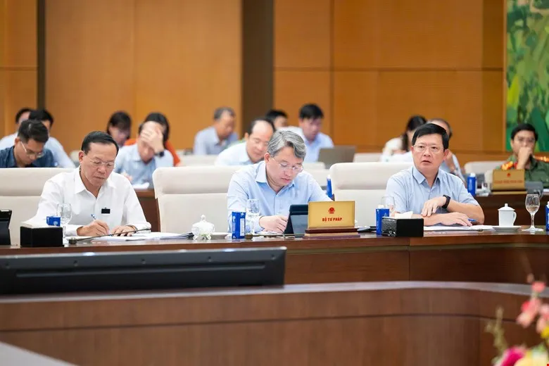 Lãnh đạo Bộ Tư pháp và các đại biểu dự họp DỰ 5.jpg