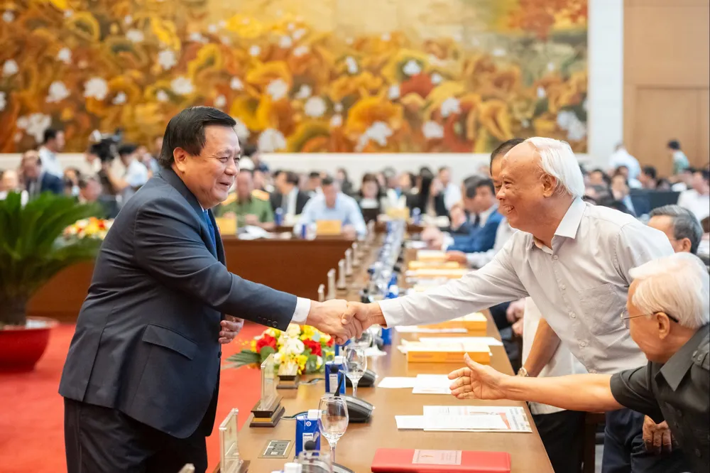 Giám đốc Học viện Chính trị quốc gia Hồ Chí Minh, Chủ tịch Hội đồng Lý luận Trung ương Nguyễn Xuân Thắng và các đại biểu tham dự hội thảo. Ảnh: Phạm Thắng THẮNG.jpg