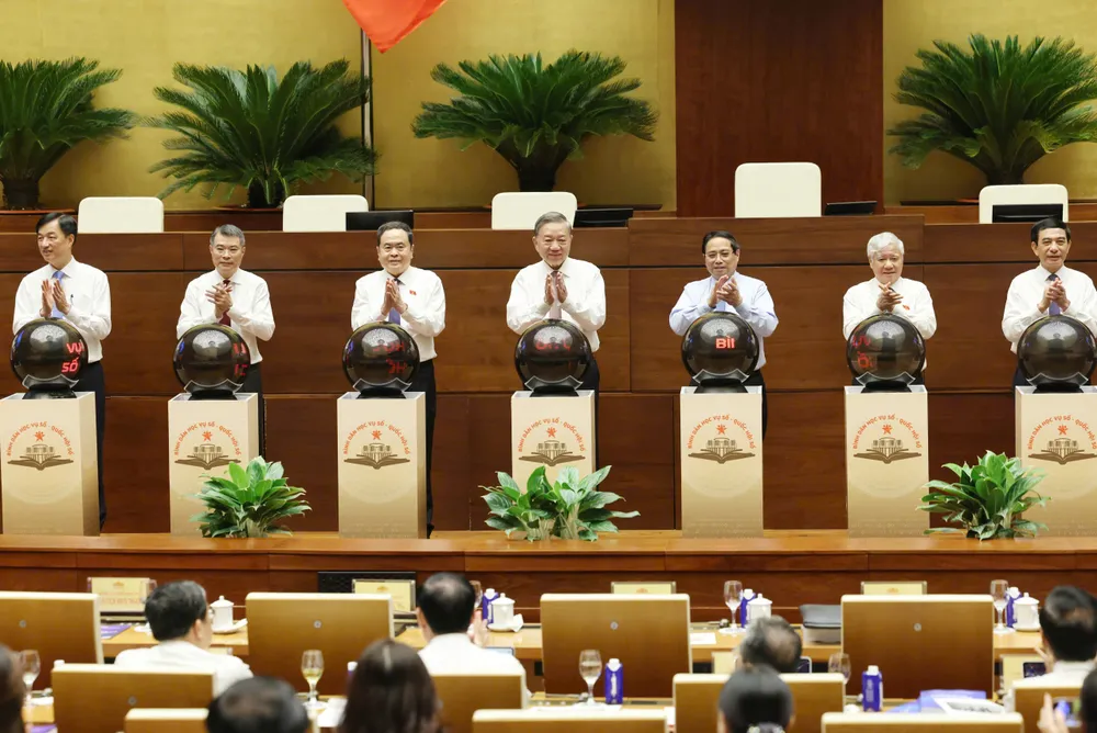 Tổng Bí thư Tô Lâm, Thủ tướng Phạm Minh Chính và Chủ tịch Quốc hội Trần Thanh Mẫn cùng các đại biểu thực hiện nghi thức bấm nút khai trương nền tảng Bình dân học vụ số - Quốc hội số, chiều 13-9. Ảnh: QUANG PHÚC LĐ BẤM NÚT 13.jpeg