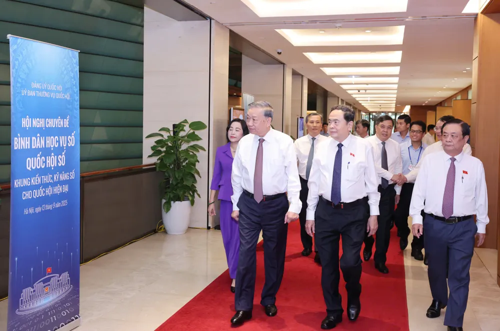 Tổng Bí thư Tô Lâm và Chủ tịch Quốc hội Trần Thanh Mẫn cùng các đại biểu đến dự hội nghị, chiều 13-9. Ảnh: QUANG PHÚC TBT đến dự 13.jpeg