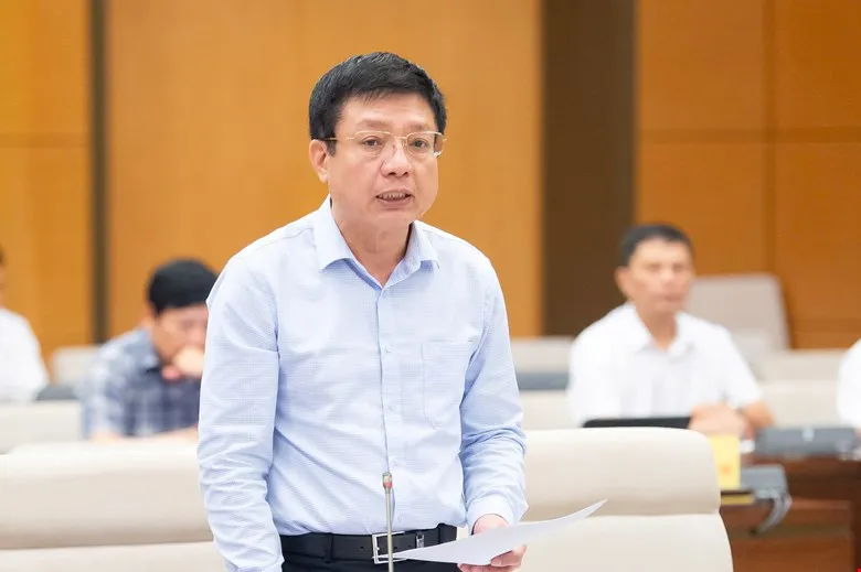 Thứ trưởng Bộ Tài chính Hồ Sỹ Hùng báo cáo tại phiên họp HỒ SỸ HÙNG.jpg