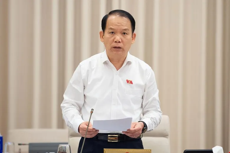Chủ nhiệm Ủy ban Pháp luật và Tư pháp Hoàng Thanh Tùng trình bày báo cáo thẩm tra TÙNG 22.jpg