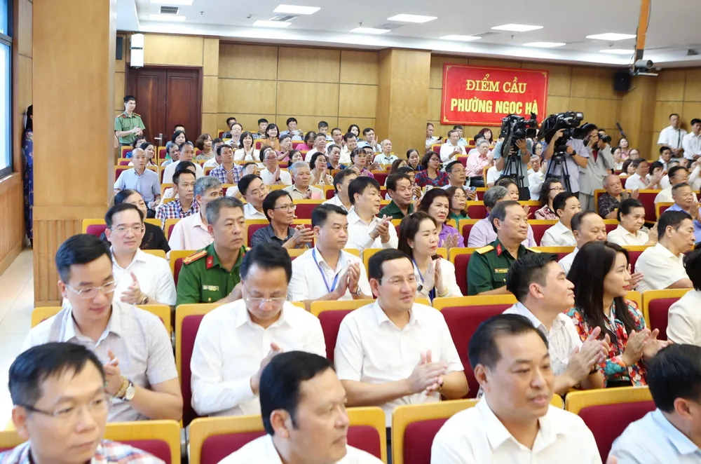 Cử tri Hà Nội tham dự cuộc tiếp xúc. Ảnh: VIẾT CHUNG ĐB dự 23a.jpeg