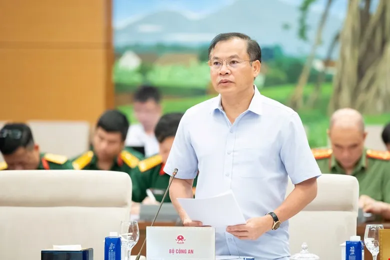 Thứ trưởng Bộ Công an Nguyễn Văn Long báo cáo tại phiên họp
