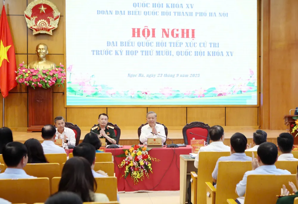 Tổng Bí thư Tô Lâm cùng các đại biểu Quốc hội thuộc đơn vị bầu cử số 1 của TP Hà Nội tiếp xúc với cử tri. Ảnh: VIẾT CHUNG TBT 23.jpg