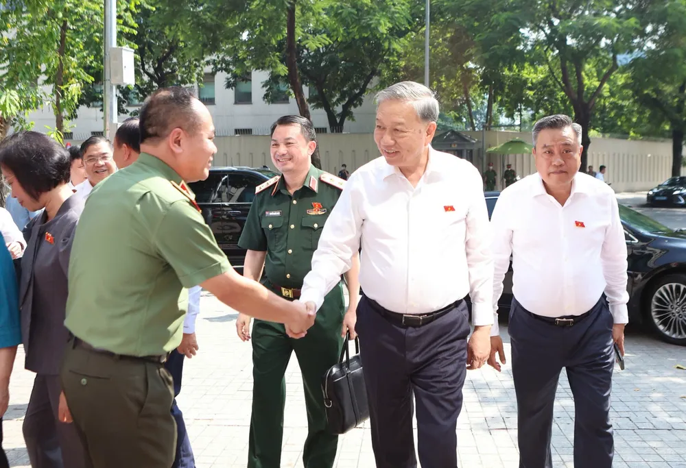 Tổng Bí thư Tô Lâm và các đại biểu Quốc hội TP Hà Nội đến tiếp xúc cử tri. Ảnh: VIẾT CHUNG TBT đến .jpeg