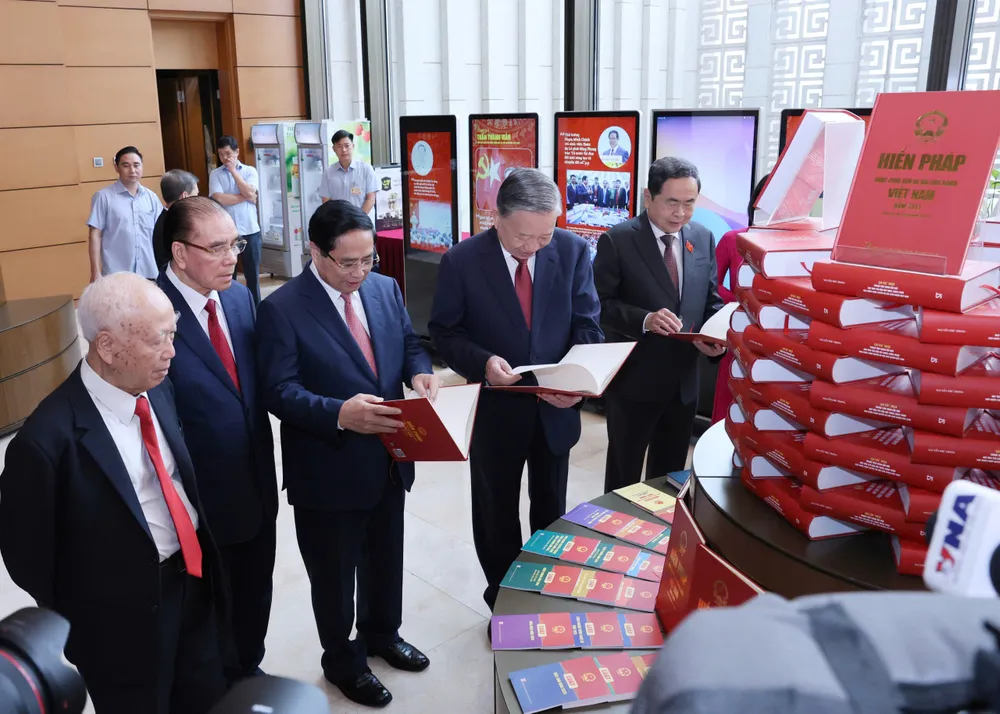 Tổng Bí thư Tô Lâm và các đồng chí lãnh đạo, nguyên lãnh đạo Đảng, Nhà nước tham quan trưng bày hình ảnh, tư liệu về Quốc hội Việt Nam trước khi dự đại hội, sáng 25-9. Ảnh: QUANG PHÚC Q.jpeg
