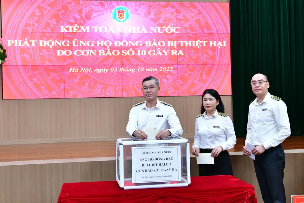 Tổng Kiểm toán nhà nước Ngô Văn Tuấn, Phó Tổng Kiểm toán nhà nước Hà Thị Mỹ Dung và Phó Tổng Kiểm toán nhà nước Bùi Quốc Dũng ủng hộ đồng bào bị thiệt hại bởi cơn bão số 10 TUÂNG.jpg