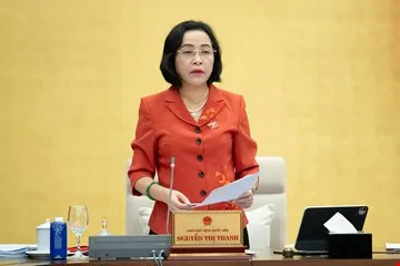Phó Chủ tịch Quốc hội Nguyễn Thị Thanh điều hành nội dung UBTVQH cho ý kiến về dự án Luật Dân số. Ảnh: VIẾT CHUNG