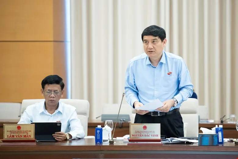 Chủ nhiệm Ủy ban Văn hóa và Xã hội Nguyễn Đắc Vinh báo cáo quan điểm thẩm tra VINH.jpg