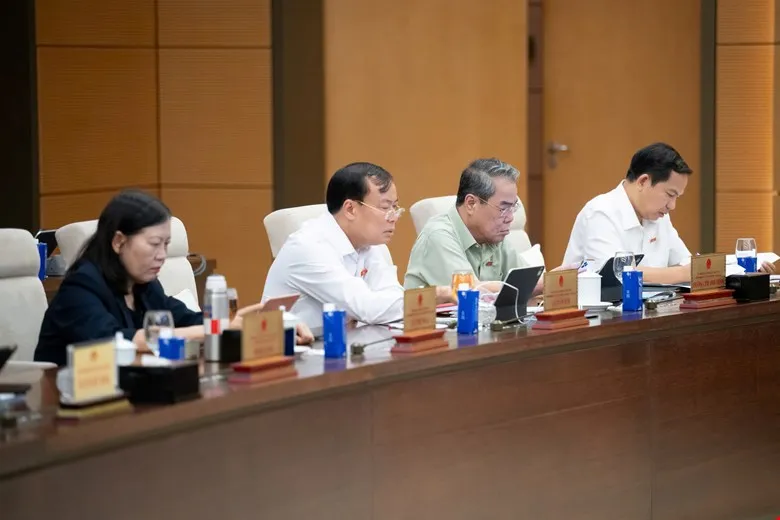 Thành viên Ủy ban Thường vụ Quốc hội dự họp DỰ .jpg
