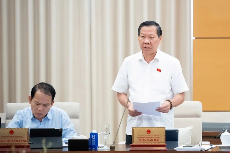 Chủ nhiệm Ủy ban Kinh tế và Tài chính Phan Văn Mãi báo cáo thẩm tra MÃI .jpg