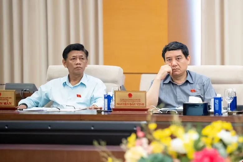Thành viên UBTVQH dự họp S.jpg