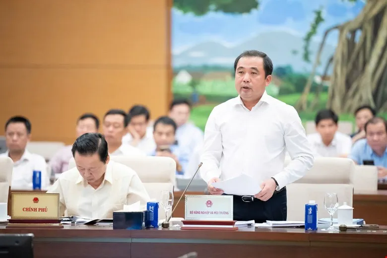 Quyền Bộ trưởng Bộ NN-MT Trần Đức Thắng báo cáo tại phiên họp Bộ NN và MT.jpg