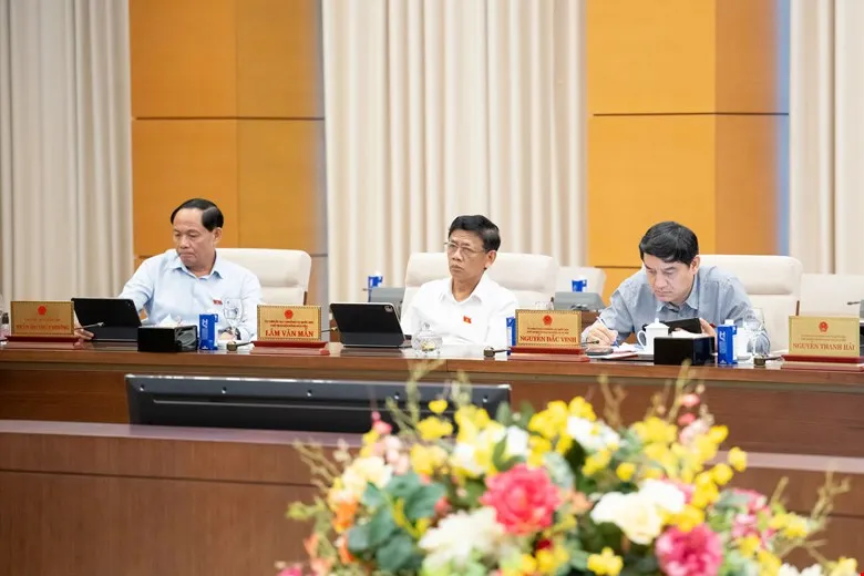 Thành viên UBTVQH dự họp QH dự 15.jpg