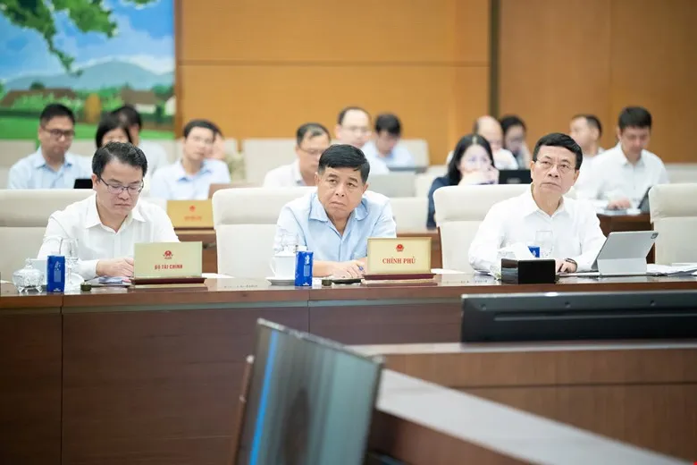 Phó Thủ tướng Chính phủ Nguyễn Chí Dũng (hàng đầu, giữa) và các đại biểu dự họp dự.jpg