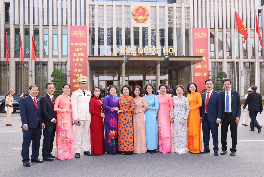Đoàn đại biểu Quốc hội TPHCM trước phiên khai mạc kỳ họp. Ảnh: QUANG PHÚC ĐOàn TPHCM 20.jpeg