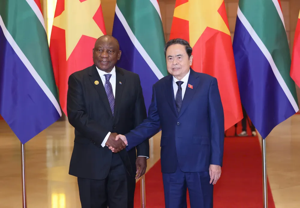 Chủ tịch Quốc hội Trần Thanh Mẫn hội kiến Tổng thống Nam Phi Matamela Cyril Ramaphosa, sáng 24-10. Ảnh: QUANG PHÚC CTQH.jpeg