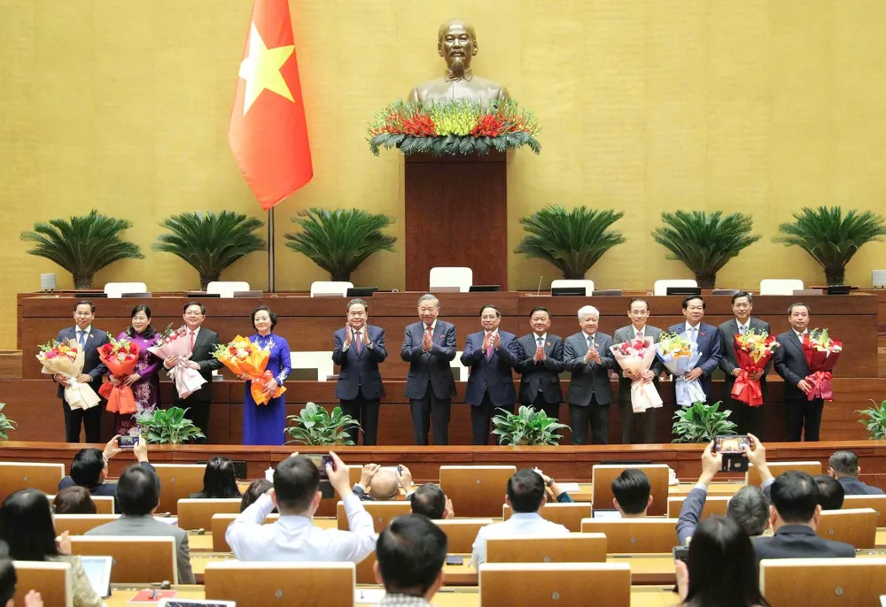 Lãnh đạo Đảng, Nhà nước tặng hoa chúc mừng các đồng chí vừa được bổ nhiệm. Ảnh: VIẾT CHUNG