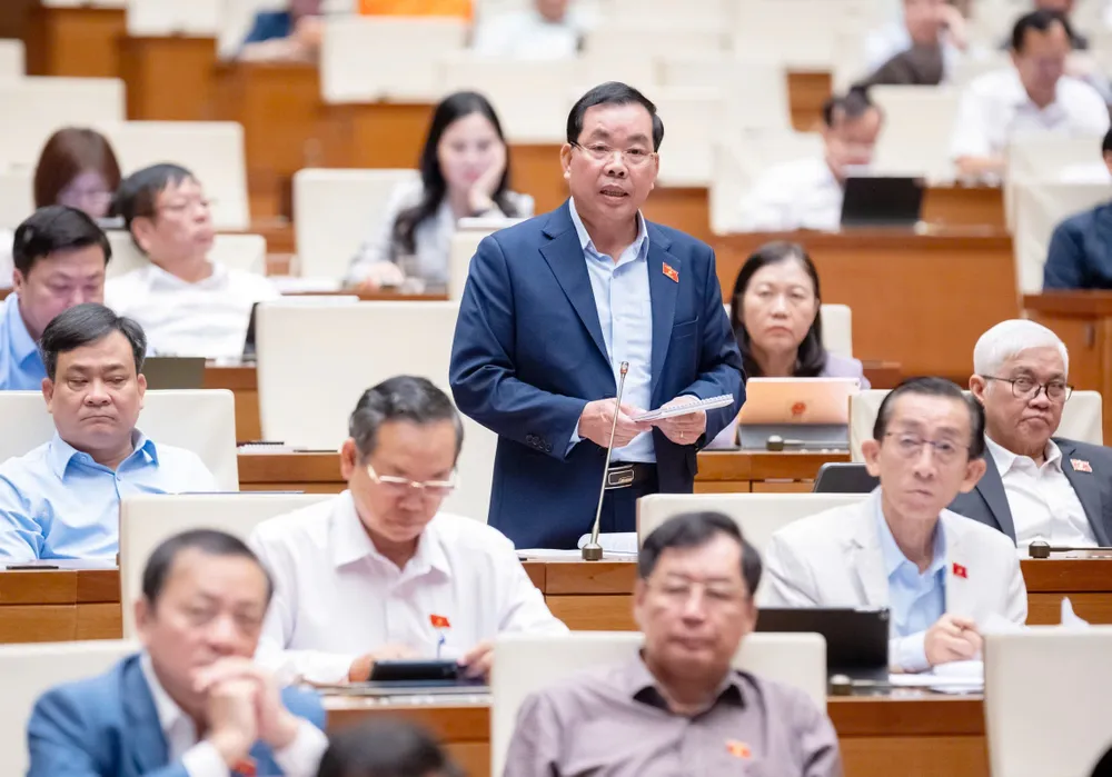 ĐB Nguyễn Quang Huân (TPHCM) tranh luận. Ảnh: QUANG PHÚC HUÂN .jpg