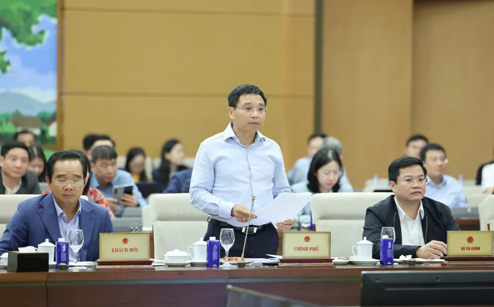 Minister of Finance Nguyen Van Thang briefly presented the report on the draft Resolution of the National Assembly amending and supplementing a number of articles of Resolution No. 98/2023/QH15 on piloting a number of specific mechanisms and policies for the development of Ho Chi Minh City, on the afternoon of November 24. Photo: QUANG PHUC THẮNG 1.jpg