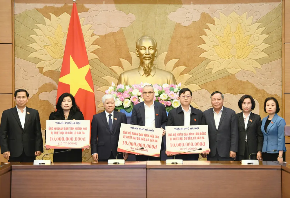 Phó Chủ tịch Thường trực Quốc hội Đỗ Văn Chiến và Tổng Thư ký Quốc hội, Chủ nhiệm Văn phòng Quốc hội Lê Quang Mạnh đã chứng kiến TP Hà Nội trao kinh phí hỗ trợ 3 tỉnh Đắk Lắk, Lâm Đồng và Khánh Hòa. Ảnh: VIẾT CHUNG 