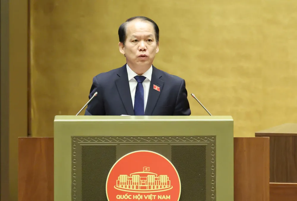 Chủ nhiệm Ủy ban Pháp luật và Tư pháp của Quốc hội Hoàng Thanh Tùng trình bày báo cáo thẩm tra, sáng 9-12. Ảnh: QUANG PHÚC