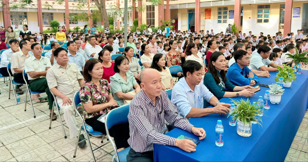 Đại biểu tham dự lễ khai mạc PT2.jpg