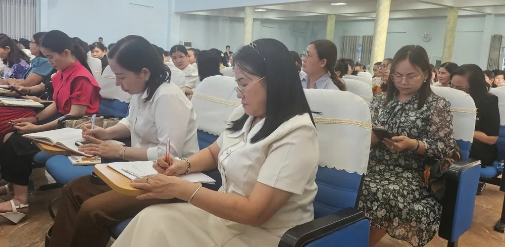 Lãnh đạo các địa phương, trường học tham dự hội nghị z7072045365115_962b472a31aa1f6e491a3ad198fcb039.jpg