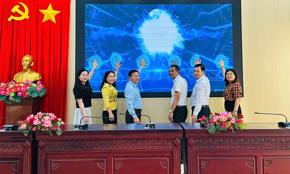 Lãnh đạo xã Phú Giáo thực hiện nghi thức phát động phong trào "Bình dân học vụ số" z7093254211851_9db13bb3541aa096987d7ce660f4c619.jpg